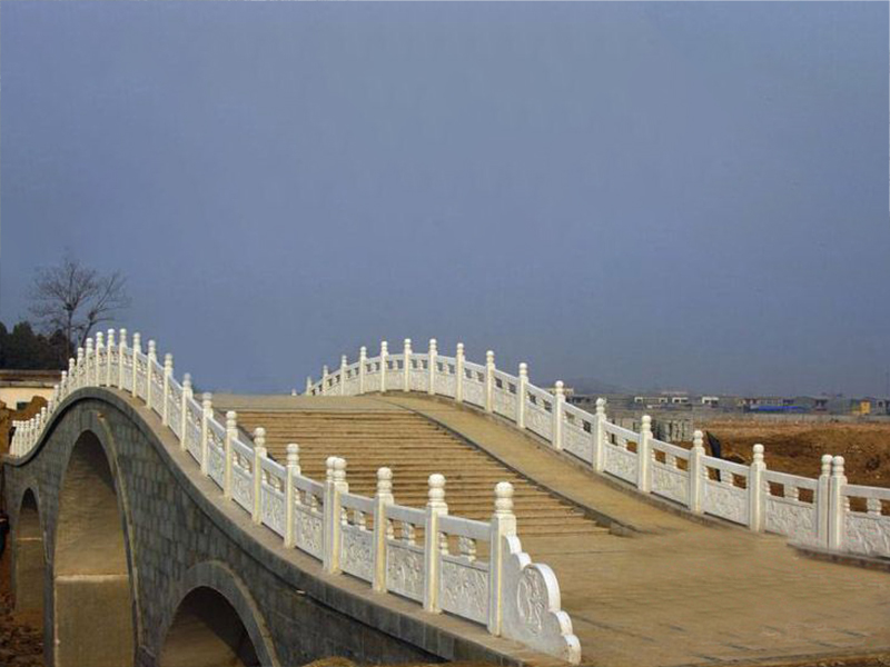 汉白玉石拱桥(图1)