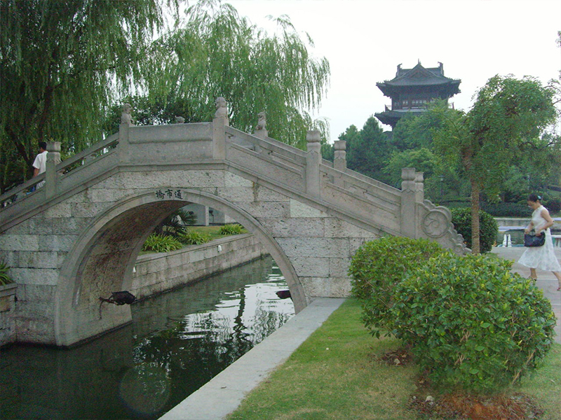 景区青石石拱桥(图1)